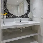 Luxury In With Parking And Pool