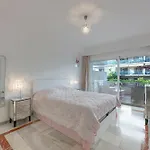 Luxury In With Parking And Pool Apartment