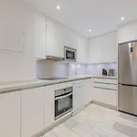 Luxury In With Parking And Pool Apartment *