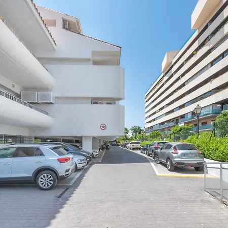 Luxury In With Parking And Pool