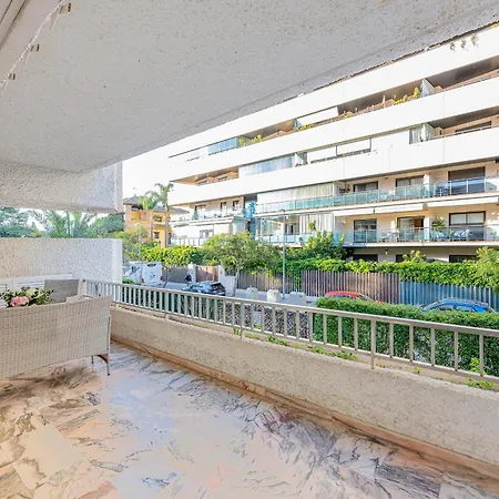 Luxury In With Parking And Pool