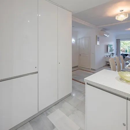 Luxury In With Parking And Pool Apartment *