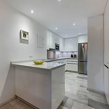 Luxury In With Parking And Pool Apartment *