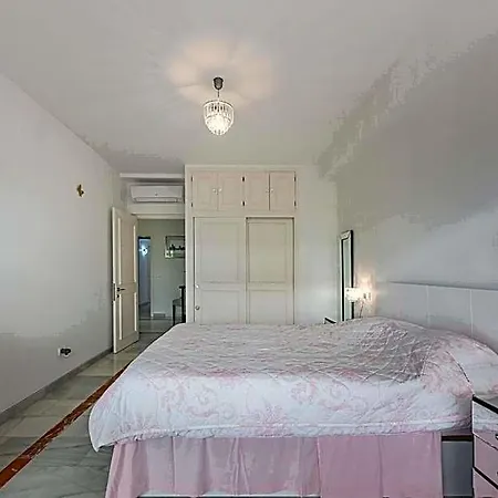 Luxury In With Parking And Pool