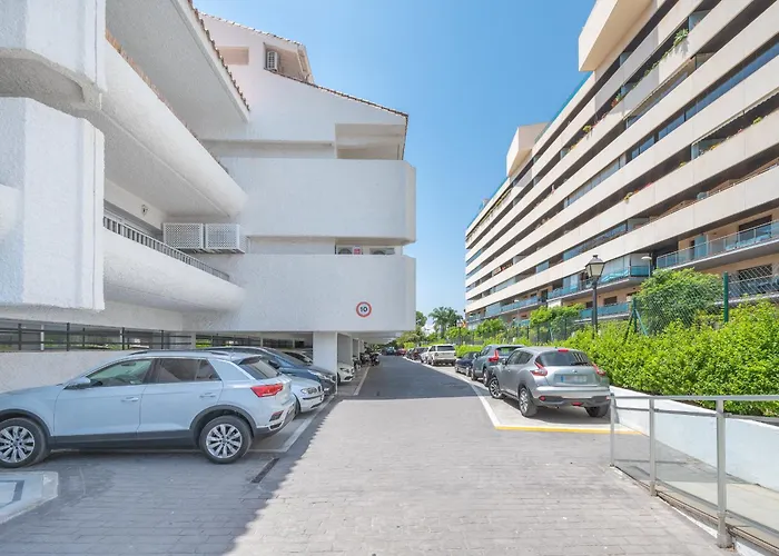 Luxury In With Parking And Pool