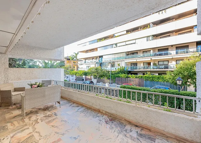 Luxury In With Parking And Pool