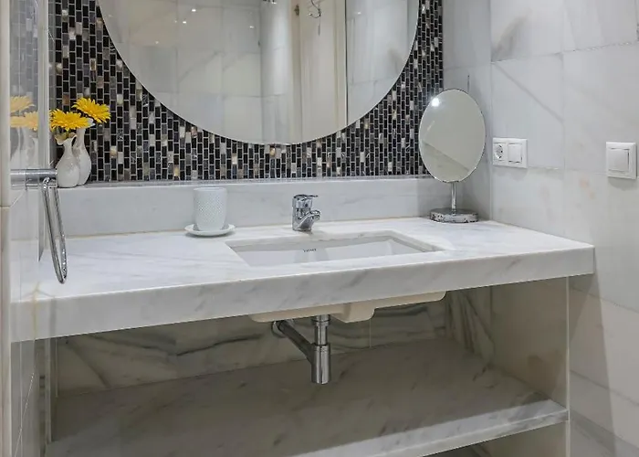 Luxury In With Parking And Pool