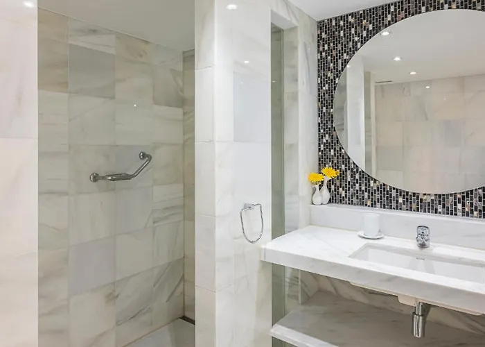 Luxury In With Parking And Pool