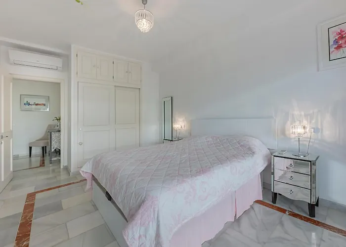 Luxury In With Parking And Pool شقة ماربيا