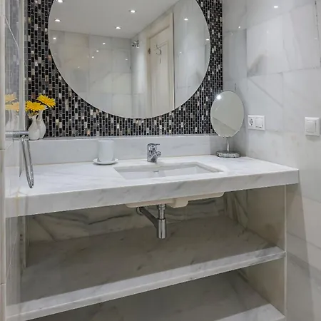 Luxury In With Parking And Pool