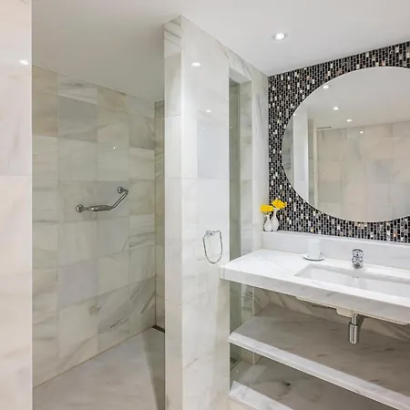 Luxury In With Parking And Pool